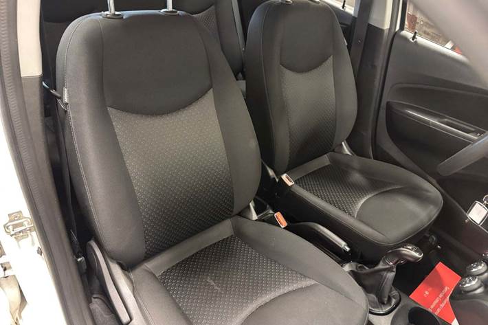 Hvid Opel Karl fra 2016