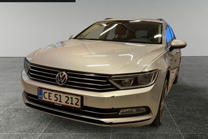 Sølv VW Passat fra 2015 set udefra
