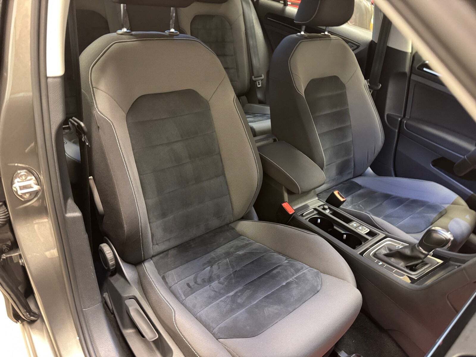 Grå VW Golf VII fra 2015