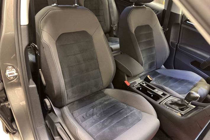 Grå VW Golf VII fra 2015