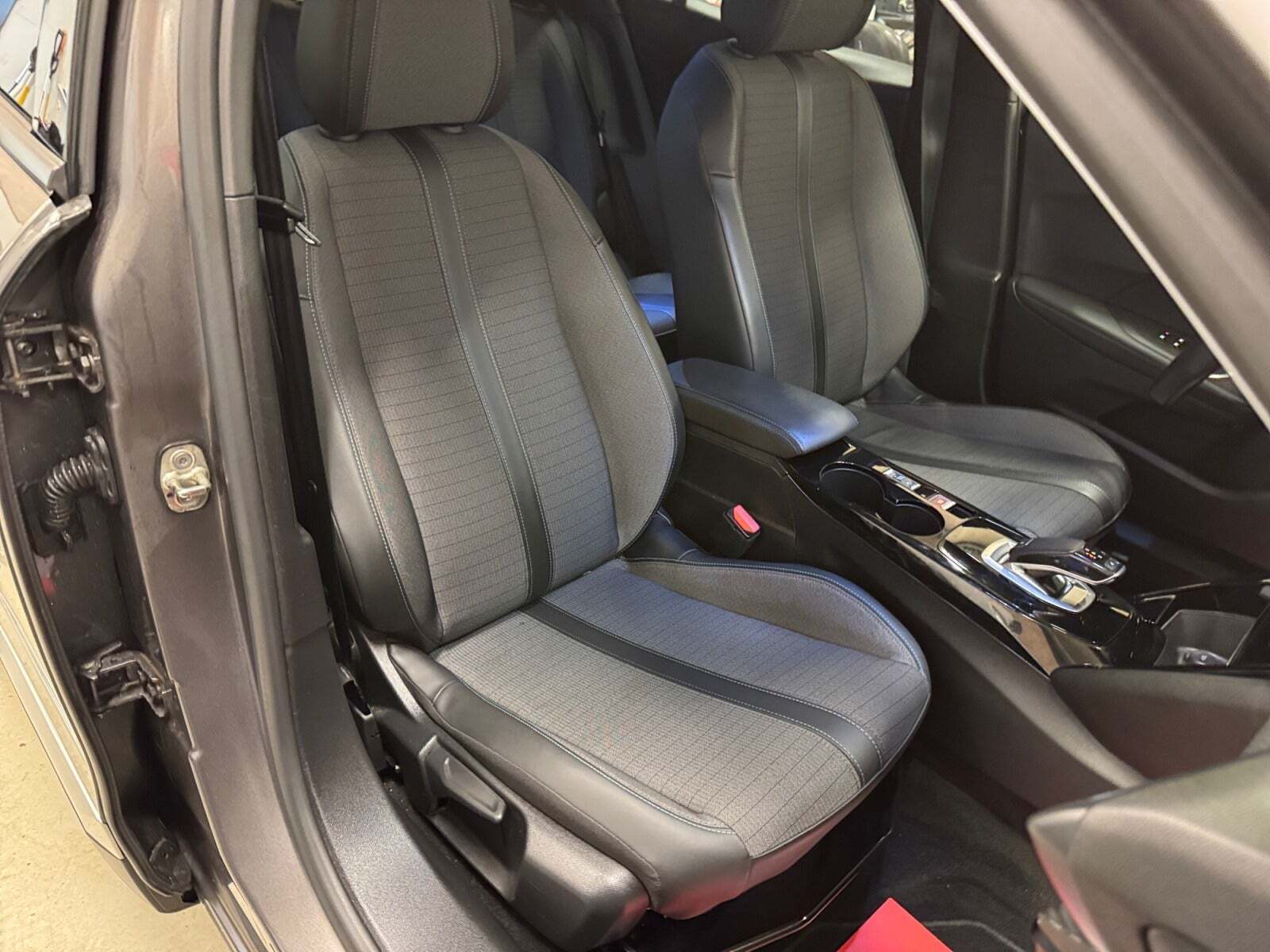 Grå Peugeot 2008 fra 2021