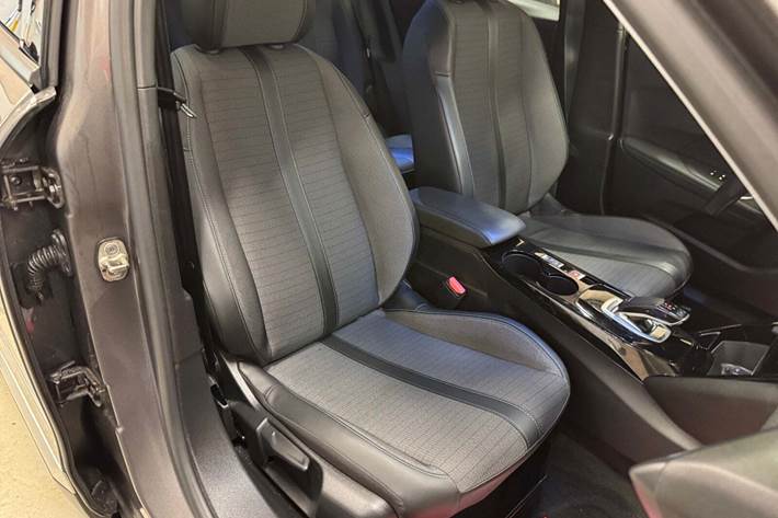 Grå Peugeot 2008 fra 2021