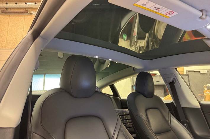 Sort Tesla Model 3 fra 2019