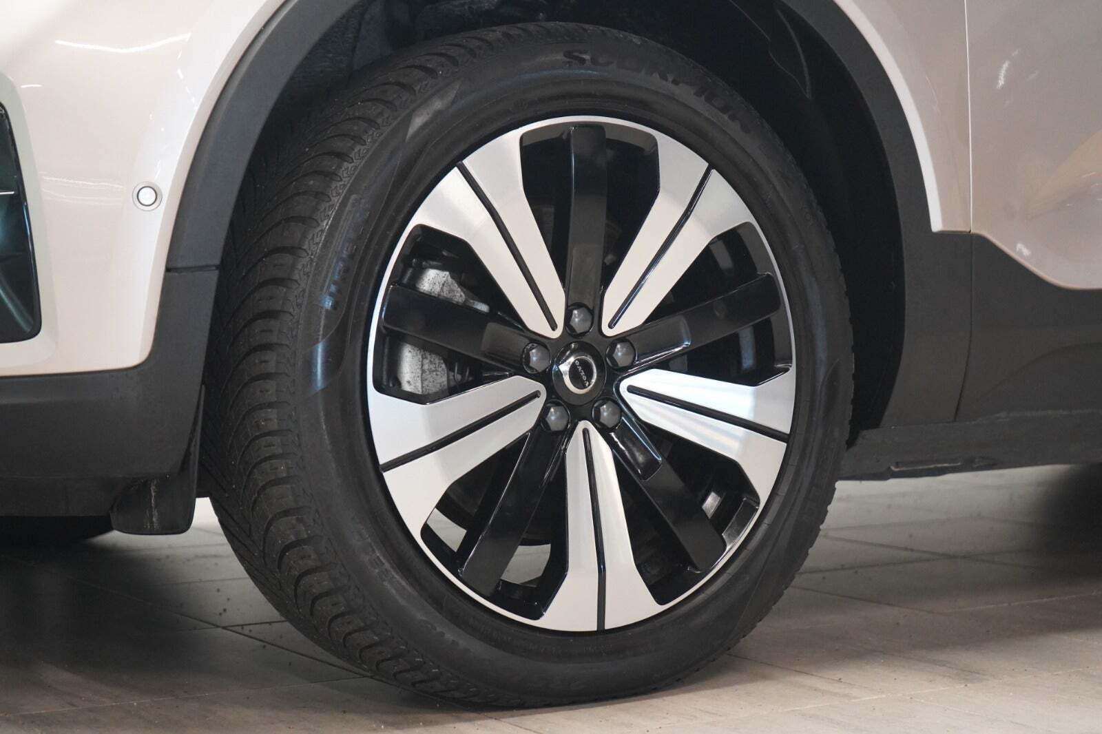 Orange Volvo XC40 fra 2023