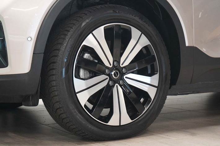 Orange Volvo XC40 fra 2023