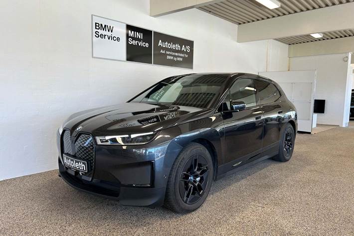 Grå BMW iX fra 2022