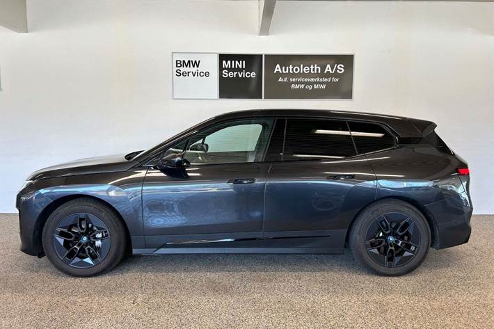 Grå BMW iX fra 2022