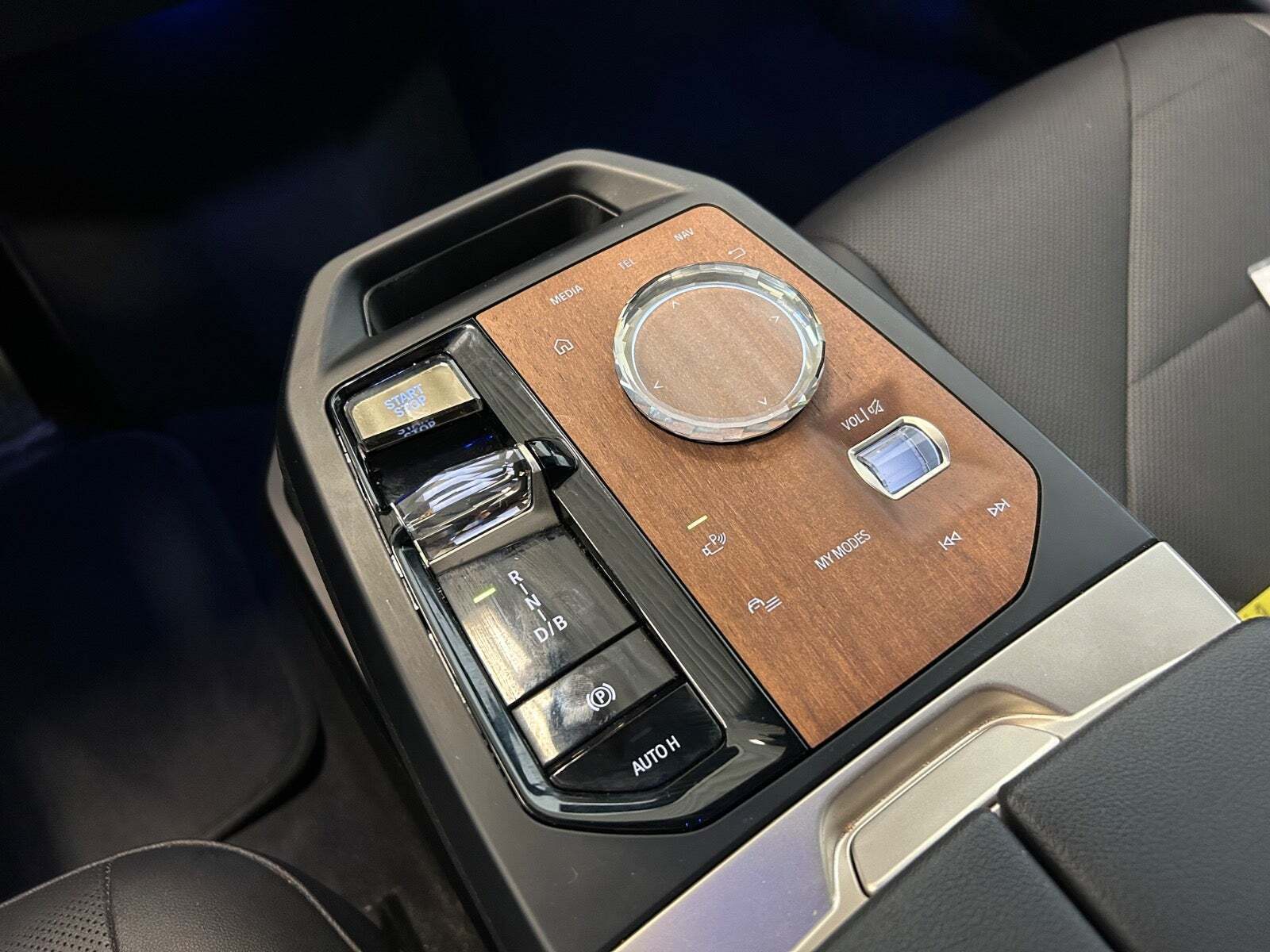 Grå BMW iX fra 2022