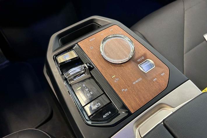 Grå BMW iX fra 2022