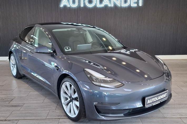 Grå Tesla Model 3 fra 2020