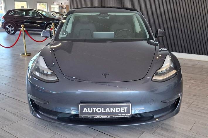 Grå Tesla Model 3 fra 2020
