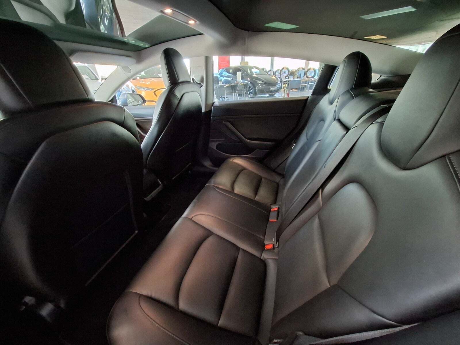 Grå Tesla Model 3 fra 2020