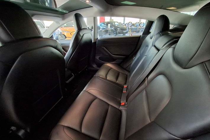 Grå Tesla Model 3 fra 2020