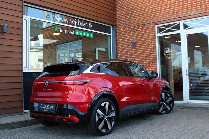 Rød Renault Megane E-Tech fra 2022