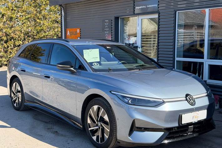 Blå VW ID.7 fra 2025 set udefra