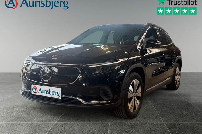 Sort Mercedes EQA250 fra 2022 set udefra
