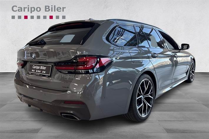 Grå BMW 530d fra 2021