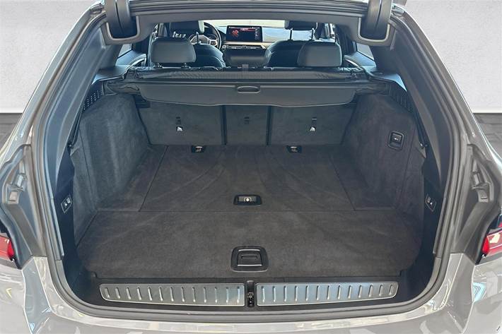 Grå BMW 530d fra 2021