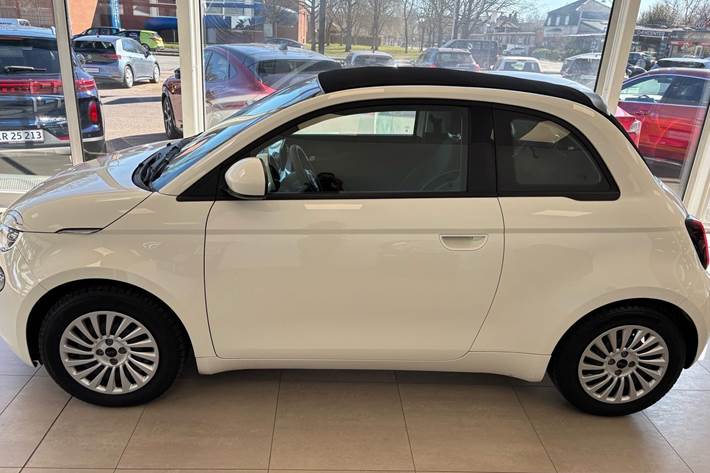 Hvid Fiat 500e fra 2023