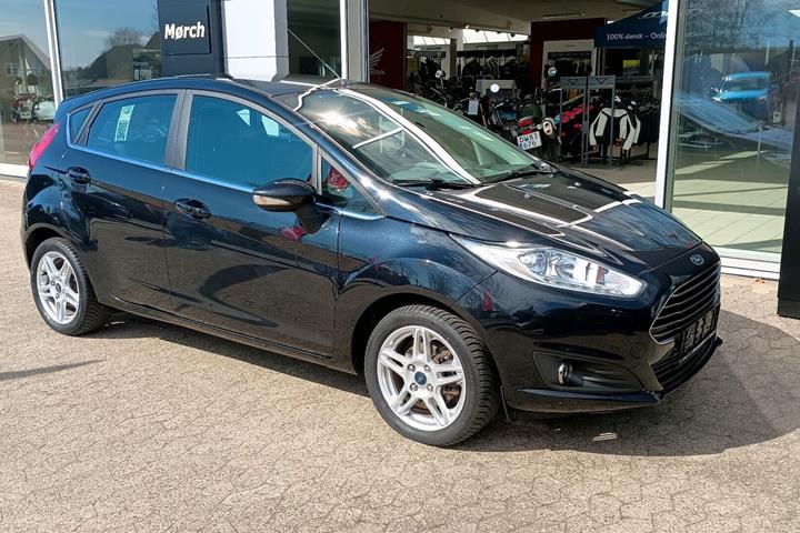 Sort Ford Fiesta fra 2015 set udefra