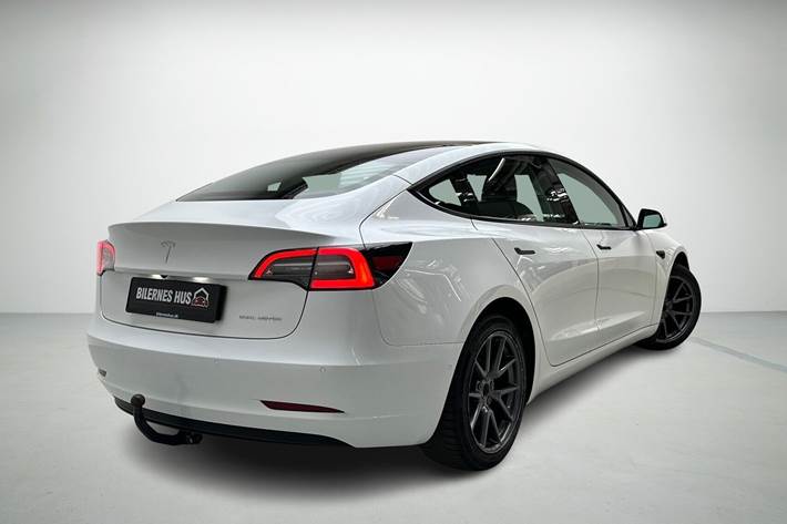 Hvid Tesla Model 3 fra 2022