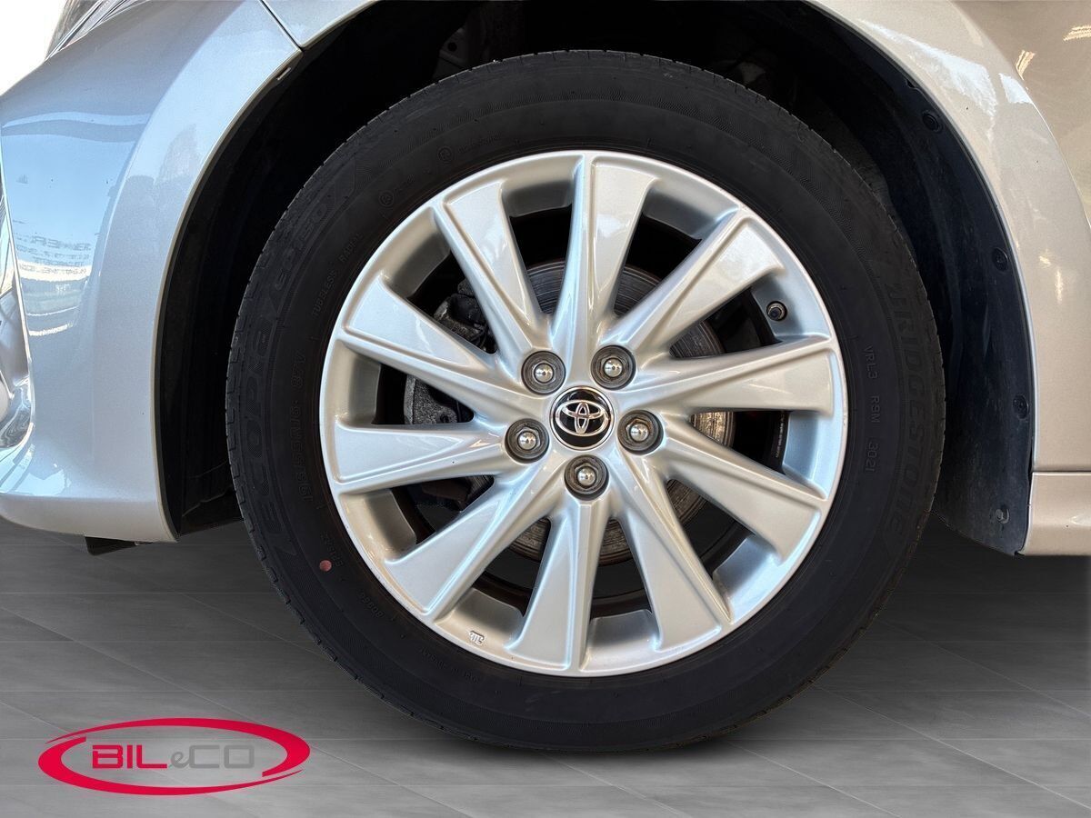 Sølv Toyota Yaris fra 2021