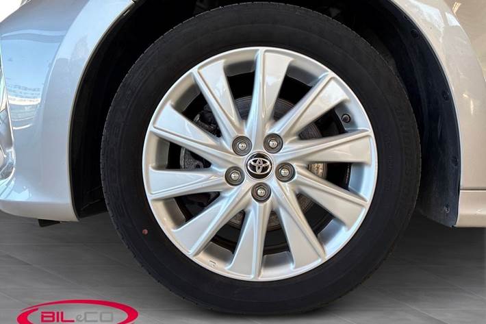 Sølv Toyota Yaris fra 2021