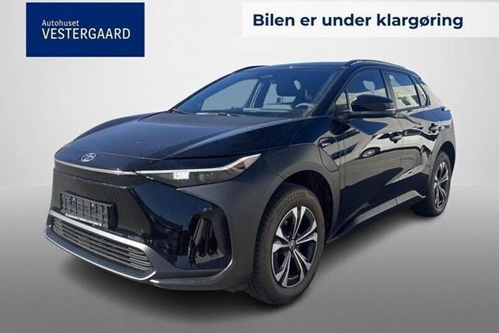 Sort Toyota BZ4X fra 2025 set udefra