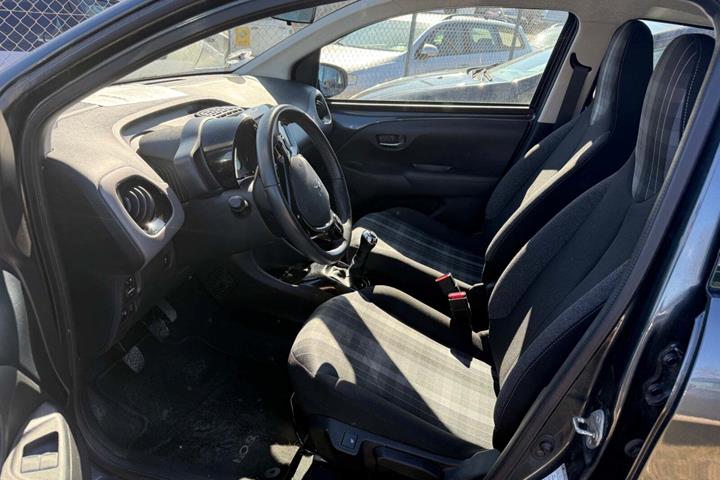 Grå Peugeot 108 fra 2019