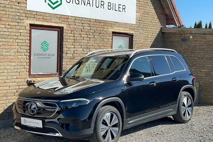 Sort Mercedes EQB250 fra 2023 set udefra