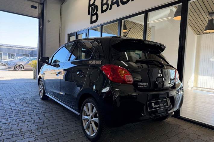 Sort Mitsubishi Space Star fra 2015