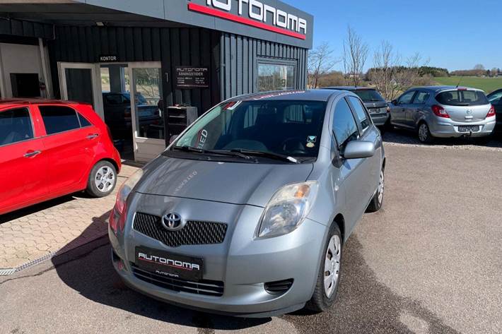 Sølv Toyota Yaris fra 2009