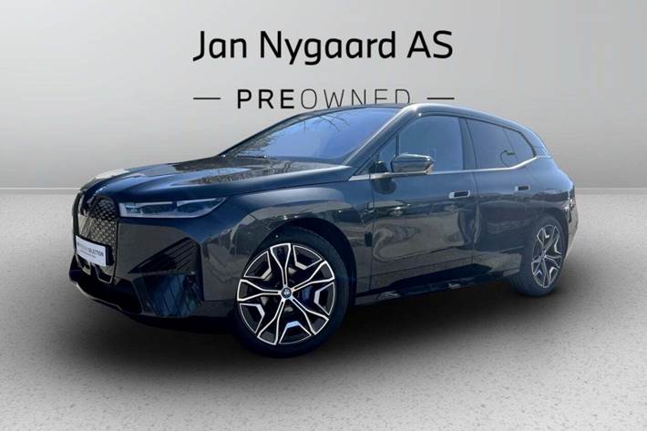 Grå BMW iX fra 2022 set udefra