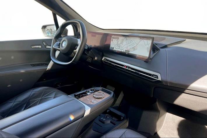 Grå BMW iX fra 2022