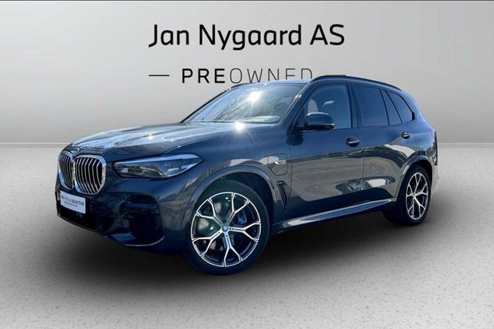 Grå BMW X5 fra 2022 set udefra