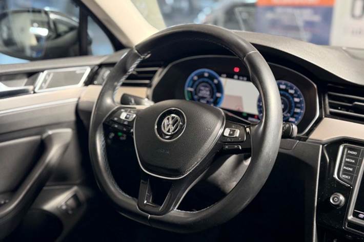 Sort VW Passat fra 2016