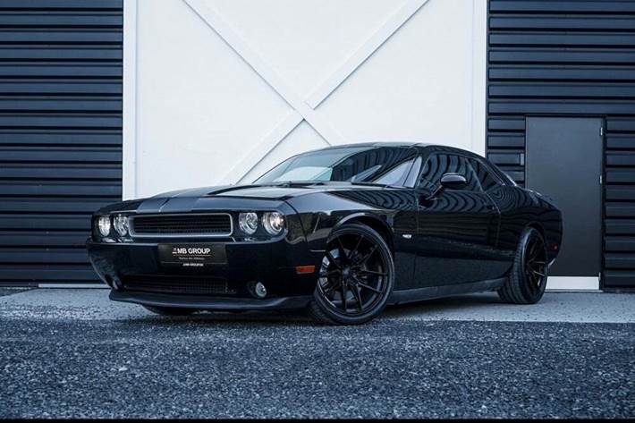 Sort Dodge Challenger fra 2011