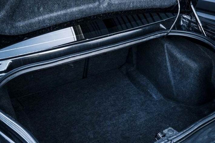 Sort Dodge Challenger fra 2011