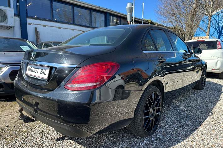 Sort Mercedes C200 fra 2015