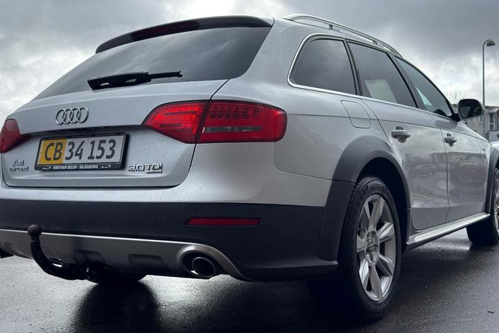 Gul Audi A4 Allroad fra 2010