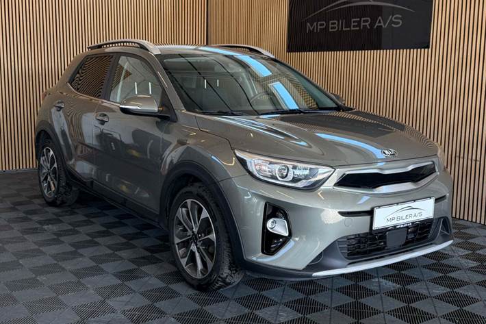 Grå Kia Stonic fra 2019 set udefra