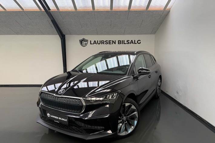 Sort Skoda Enyaq fra 2021 set udefra