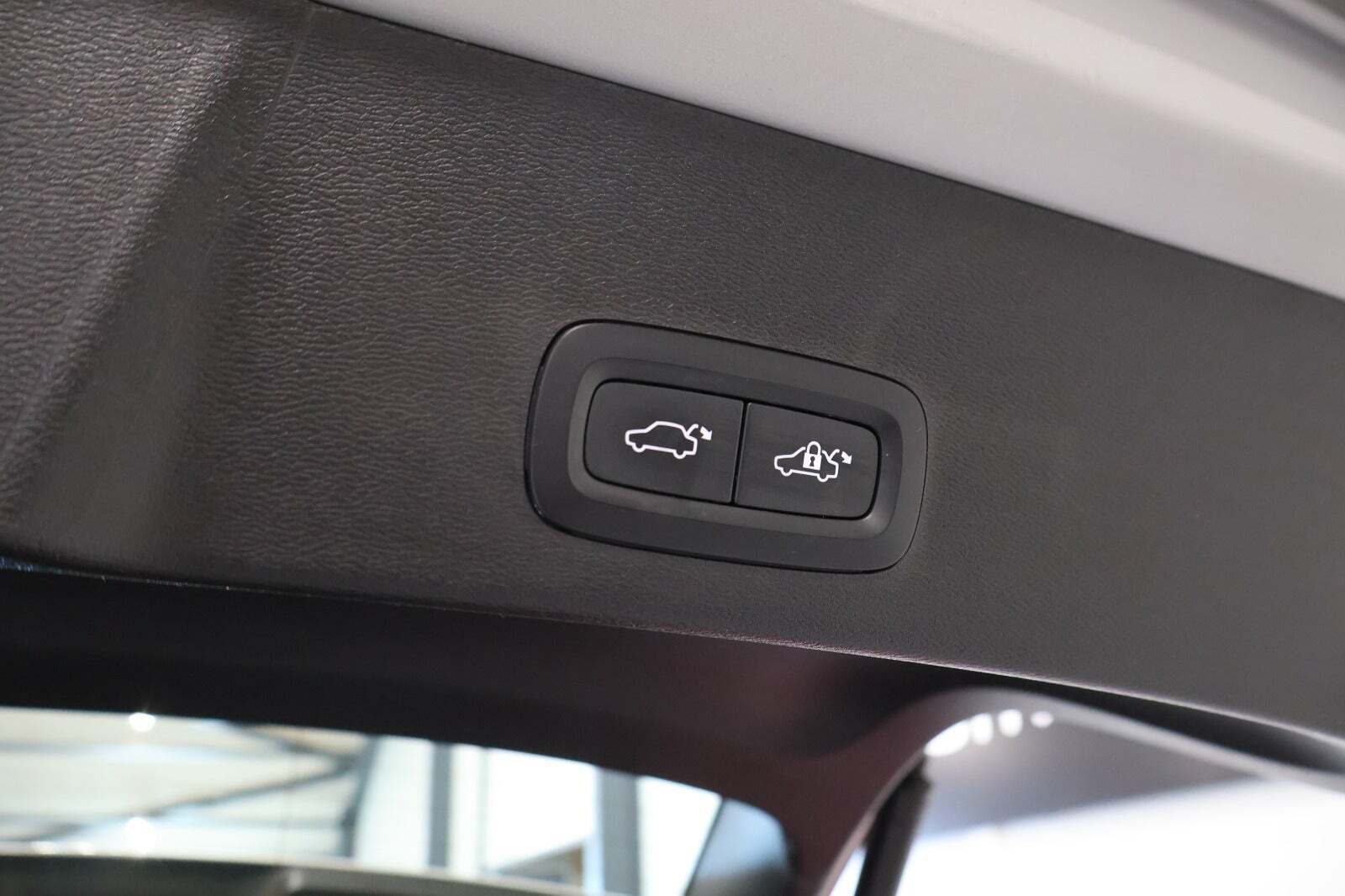 Orange Volvo XC40 fra 2023