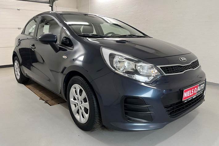 Blå Kia Rio fra 2016