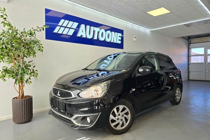 Sort Mitsubishi Space Star fra 2016 set udefra