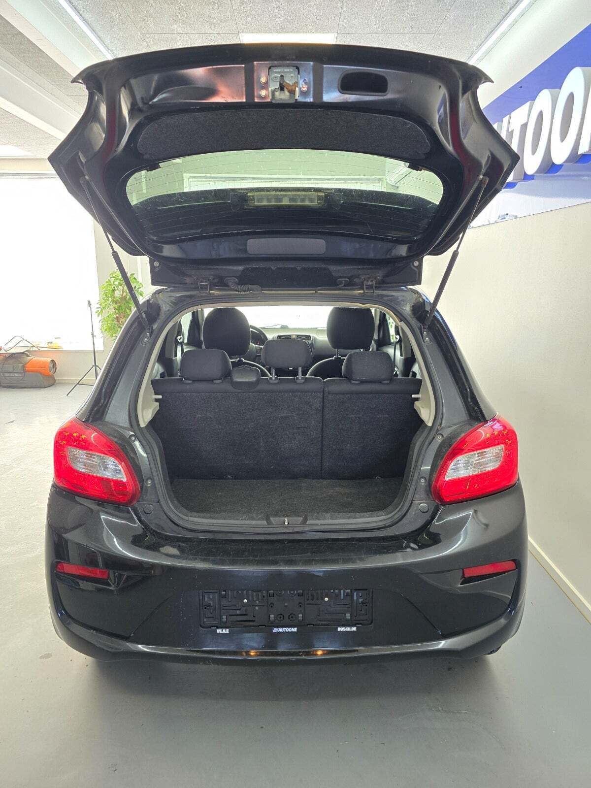 Sort Mitsubishi Space Star fra 2016