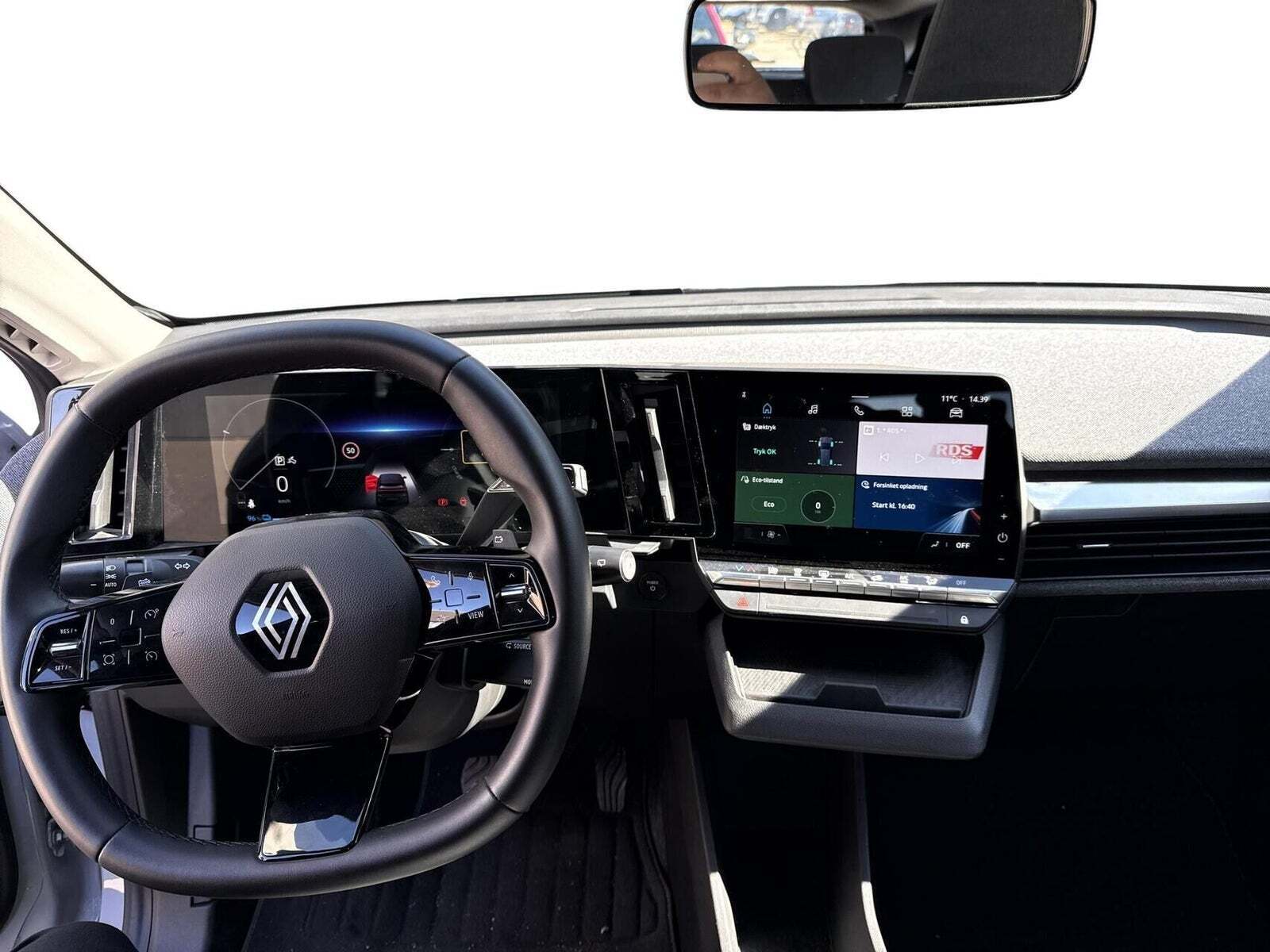 Grå Renault Megane E-Tech fra 2024