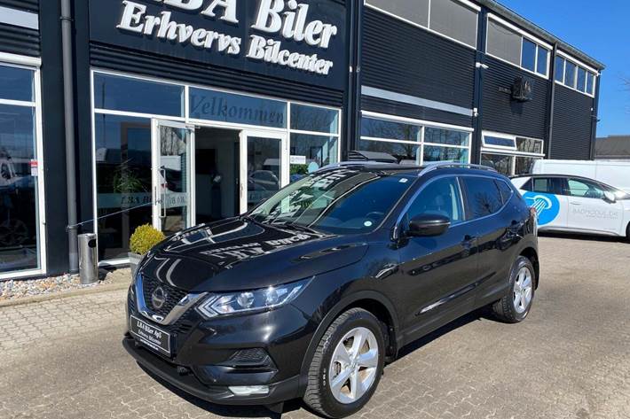 Sort Nissan Qashqai fra 2020 set udefra