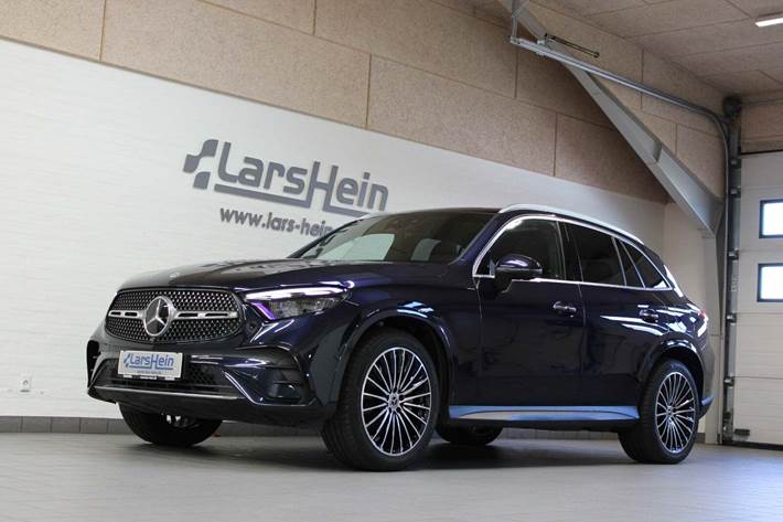 Blå Mercedes GLC300 e fra 2023 set udefra