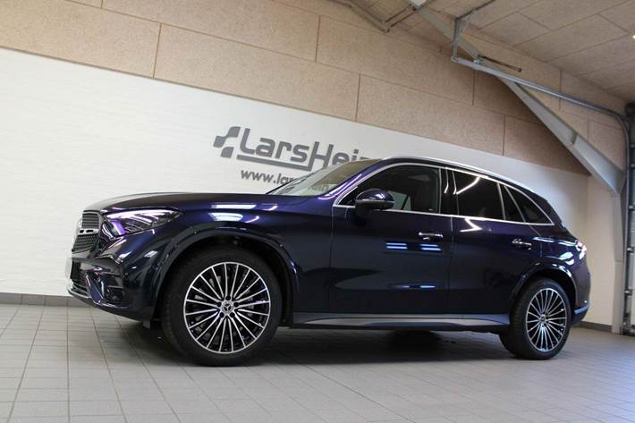 Blå Mercedes GLC300 e fra 2023